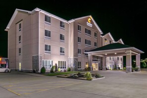 A large, multi-story hotel with a prominent entrance and a covered parking area. - Comfort Inn & Suites Marion I-57 (Marion)