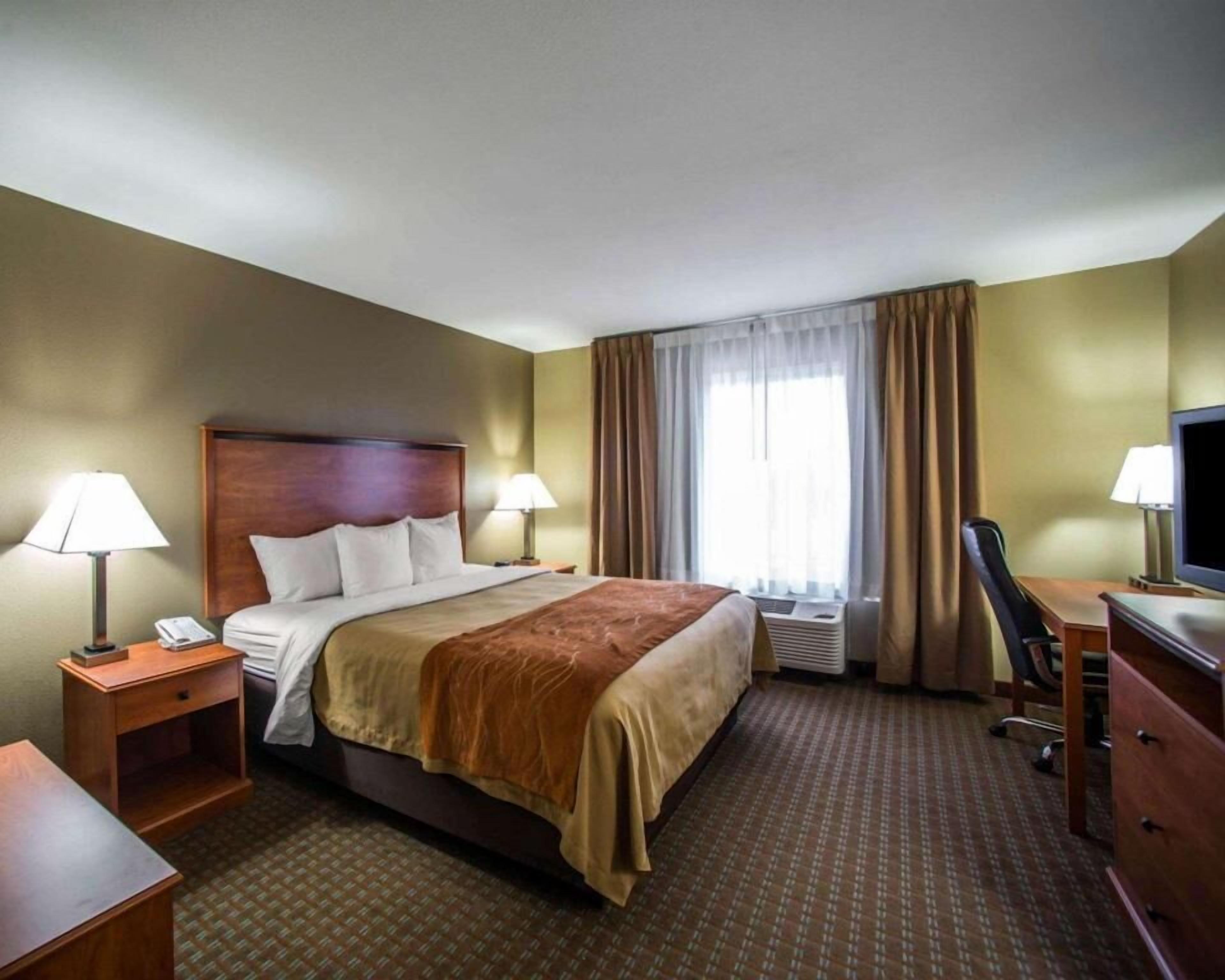 Premium bedding, in-room safe, desk, laptop workspace
