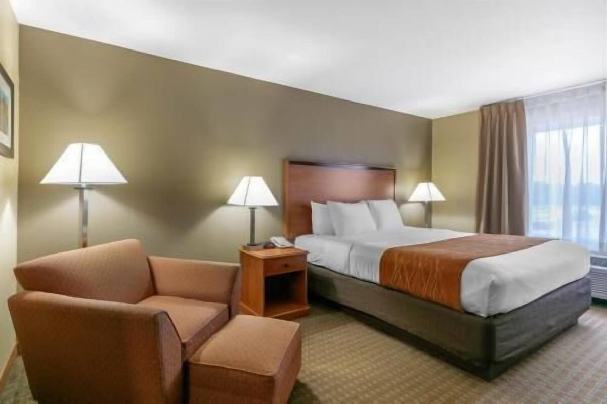 Premium bedding, in-room safe, desk, laptop workspace