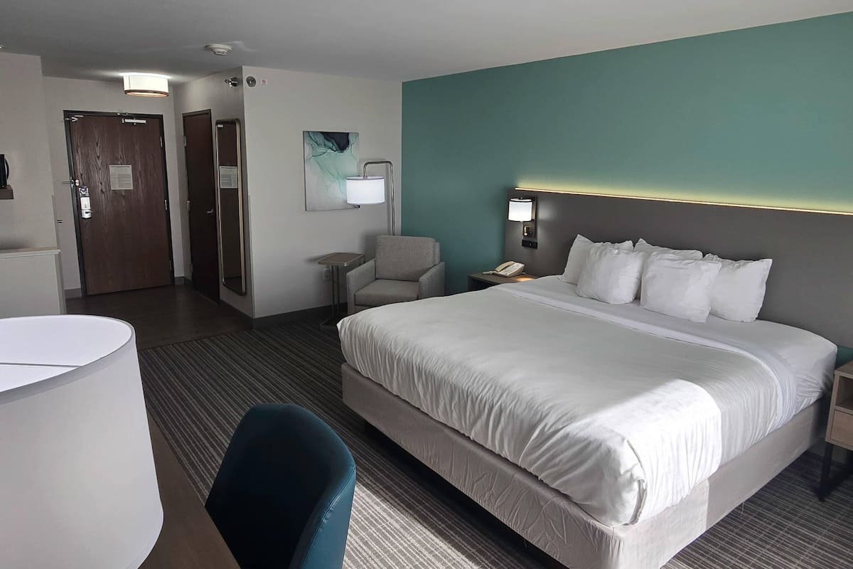 Premium bedding, in-room safe, desk, laptop workspace