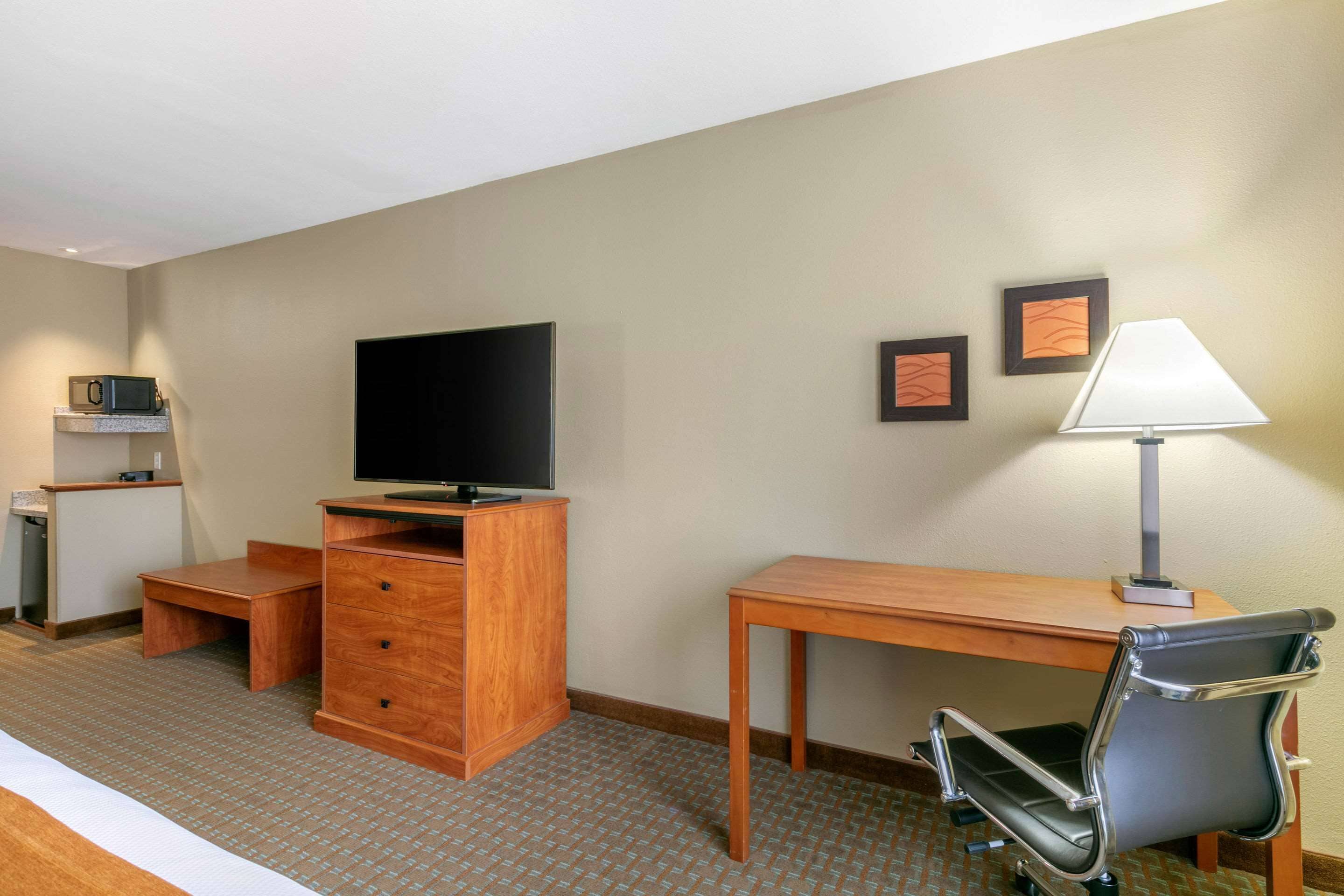 premium bedding, in-room safe, desk, laptop workspace