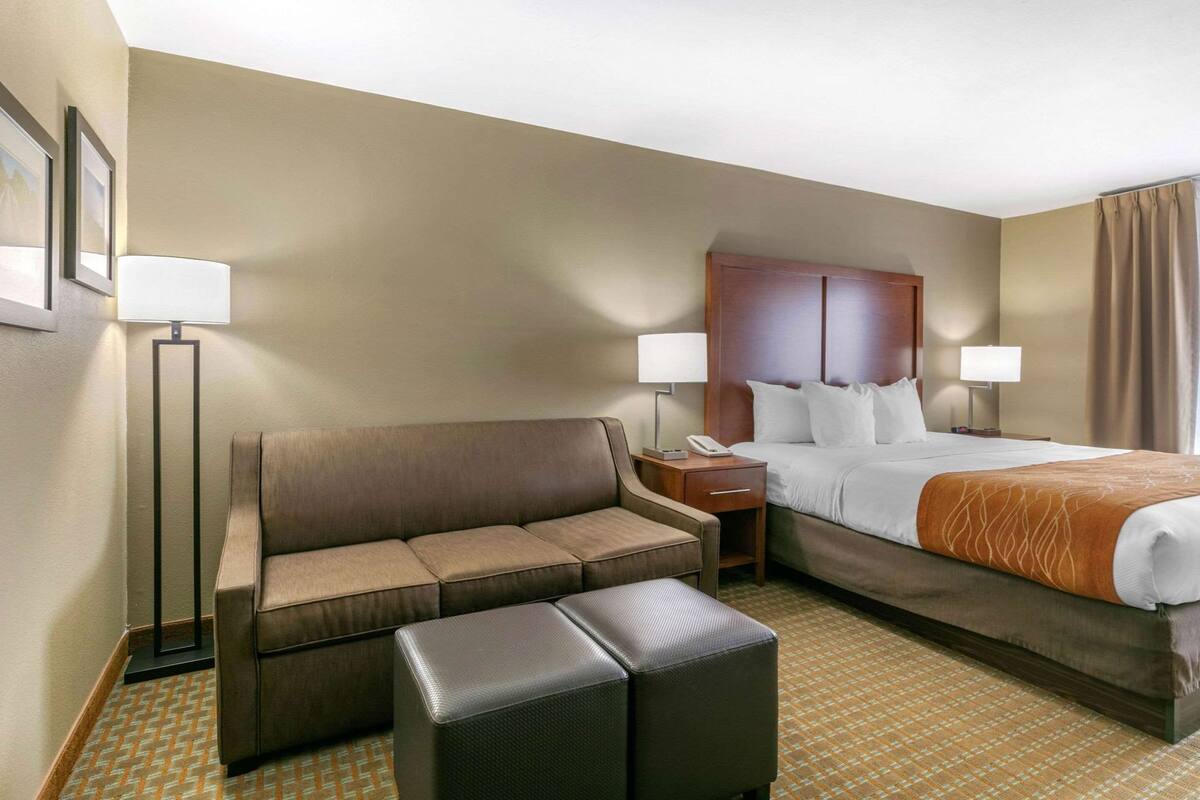 Premium bedding, in-room safe, desk, laptop workspace
