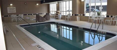 من حمّامات السباحة المغطاة، مفتوح من 8 صباحًا إلى 10 مساءً، مقاعد للتشمس