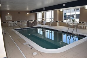 Innenpool, geöffnet von 08:00 Uhr bis 22:00 Uhr, Liegestühle
