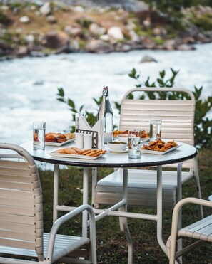 Outdoor dining - Heevan Villas Sonamarg (Gund)
