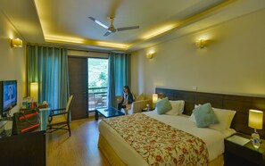 Deluxe Room with Balcony -Mountain View | 1 多间卧室、客房内保险箱、办公桌、免费 WiFi