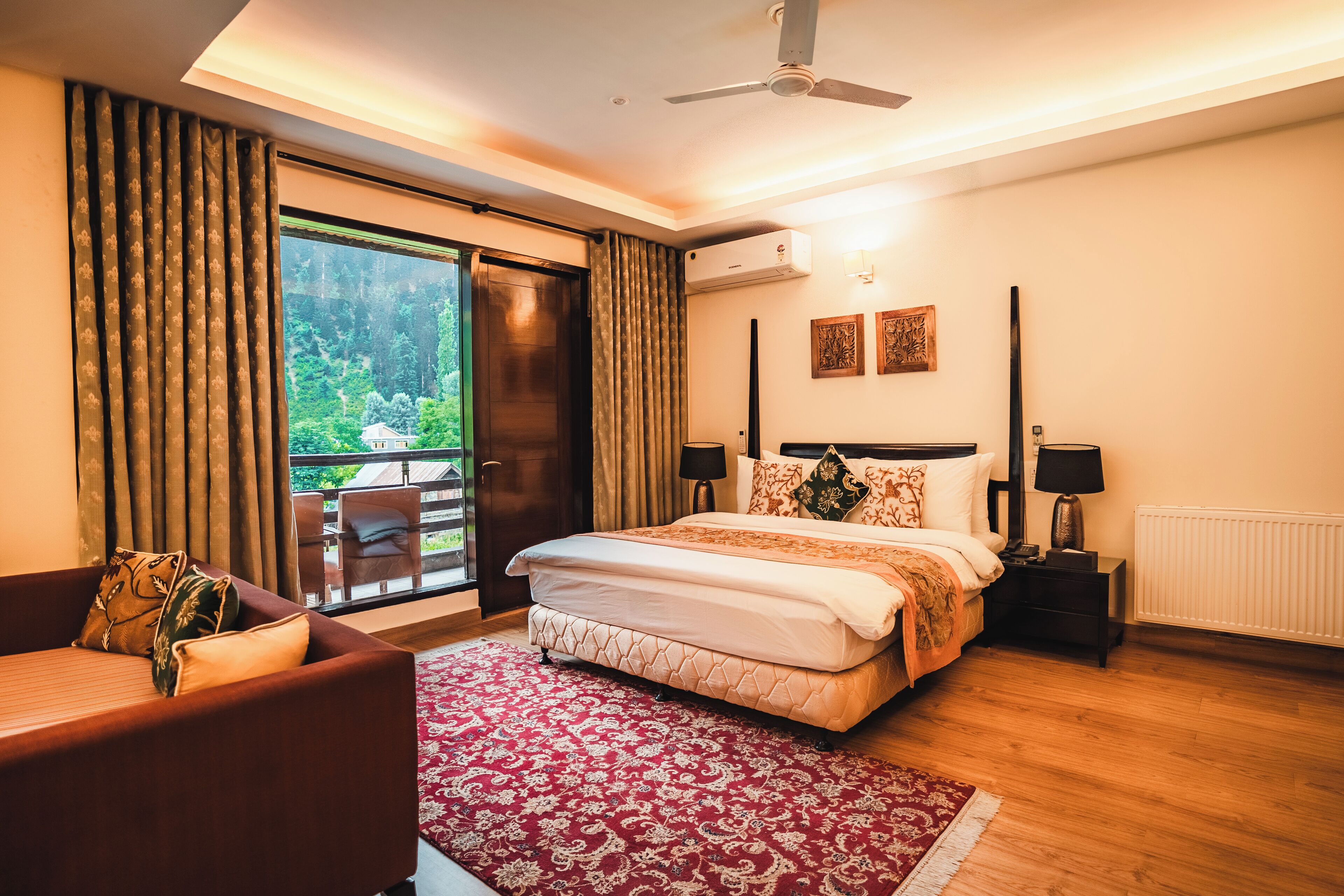 Luxury Suite with Balcony -Mountain View | ตู้นิรภัยในห้องพัก, โต๊ะทำงาน, พื้นที่ทำงานแบบใช้แล็ปท็อป, Wi-Fi ฟรี