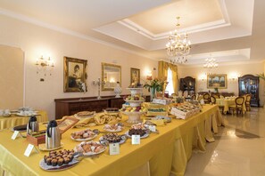 Petit déjeuner, déjeuner et dîner servis sur place, vue sur la piscine