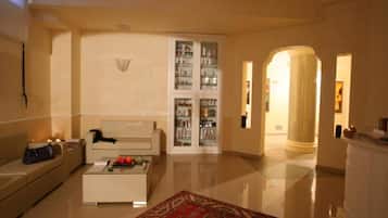 Sauna, hot tub, Turkish bath, body treatments, aromatherapy, body wraps