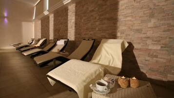 Sauna, hot tub, Turkish bath/hammam, body treatments, aromatherapy