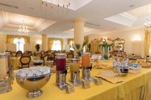 Breakfast, lunch, dinner served; Italian cuisine, pool views 