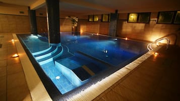 Een binnenzwembad, een seizoensgebonden buitenzwembad