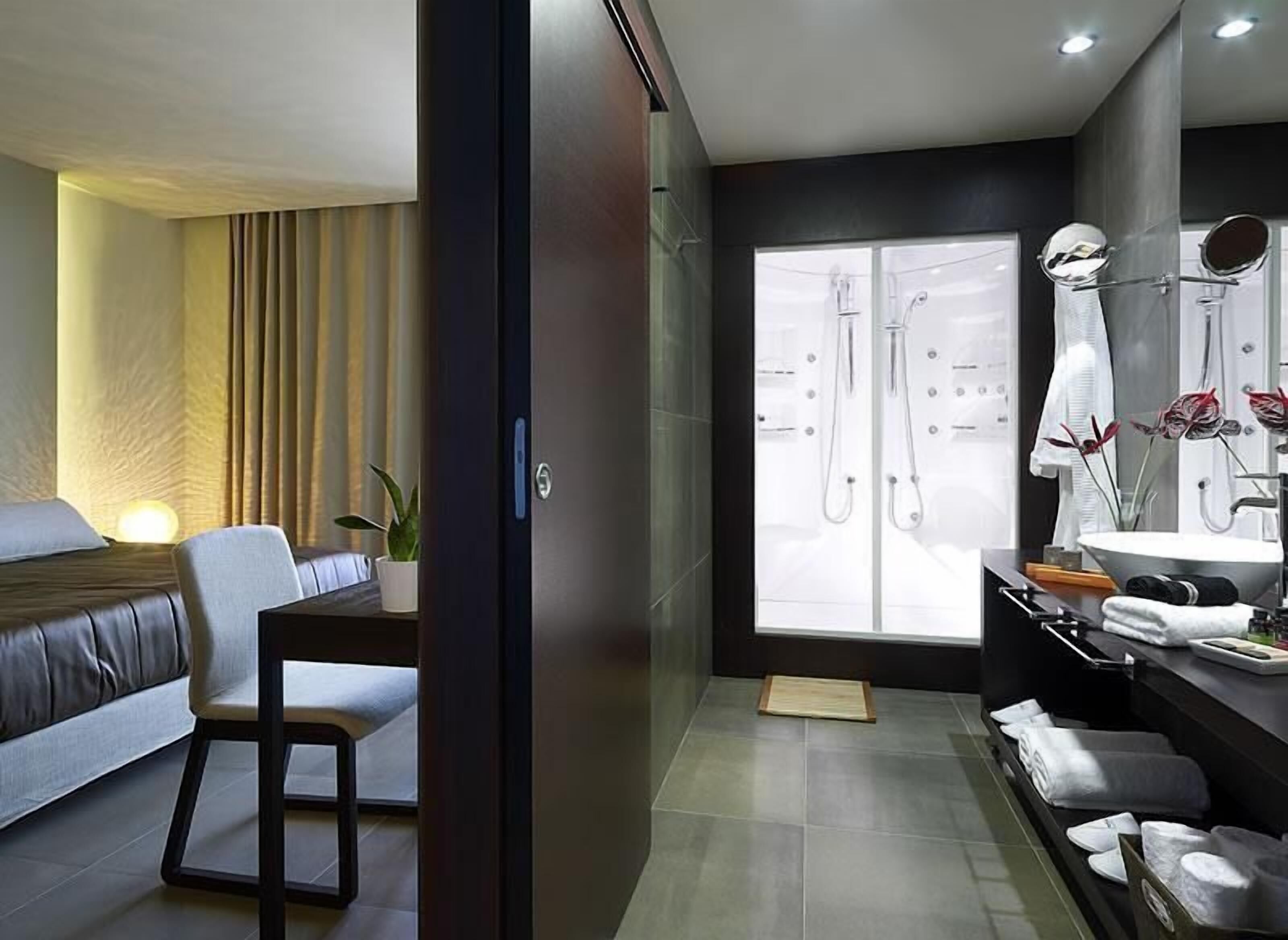 Hochwertige Bettwaren, Minibar, Zimmersafe, Schreibtisch