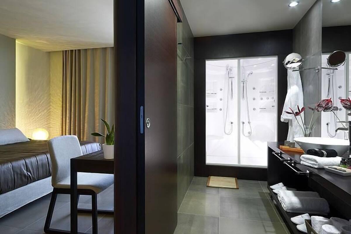 Hochwertige Bettwaren, Minibar, Zimmersafe, Schreibtisch