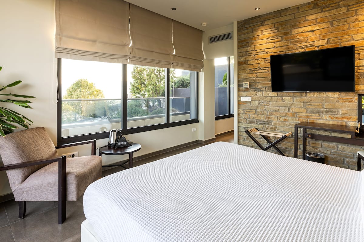 1 bedroom, premium bedding, minibar, in-room safe