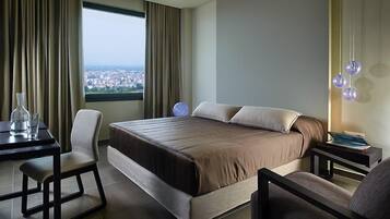 Suite (Panoramic View) | Sengetøy av topp kvalitet, minibar, safe på rommet og skrivebord