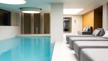 Una piscina techada, una piscina al aire libre de temporada