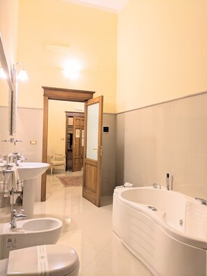Deluxe Room | Bathroom | Free toiletries, hair dryer, bidet, towels - Castello Conti Filo Resort (Torre Santa Susanna)