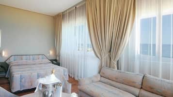 Habitació doble o amb dos llits individuals Deluxe, 1 llit doble, bany privat, vistes al mar | Llençols italians de la marca Frette