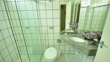 Habitación individual Deluxe | Baño | Amenidades de baño gratuitas, secadora de cabello, bidet