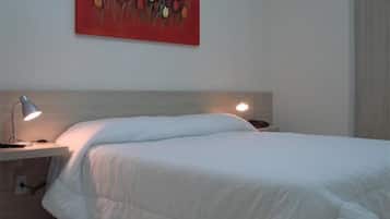 Cofres nos quartos, escrivaninha, camas extras/dobráveis (sobretaxa)