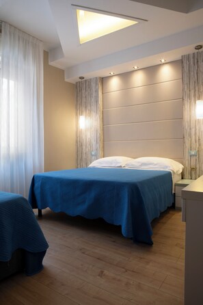 Minibar, in-room safe, desk, soundproofing - Hotel Europa (Livorno)