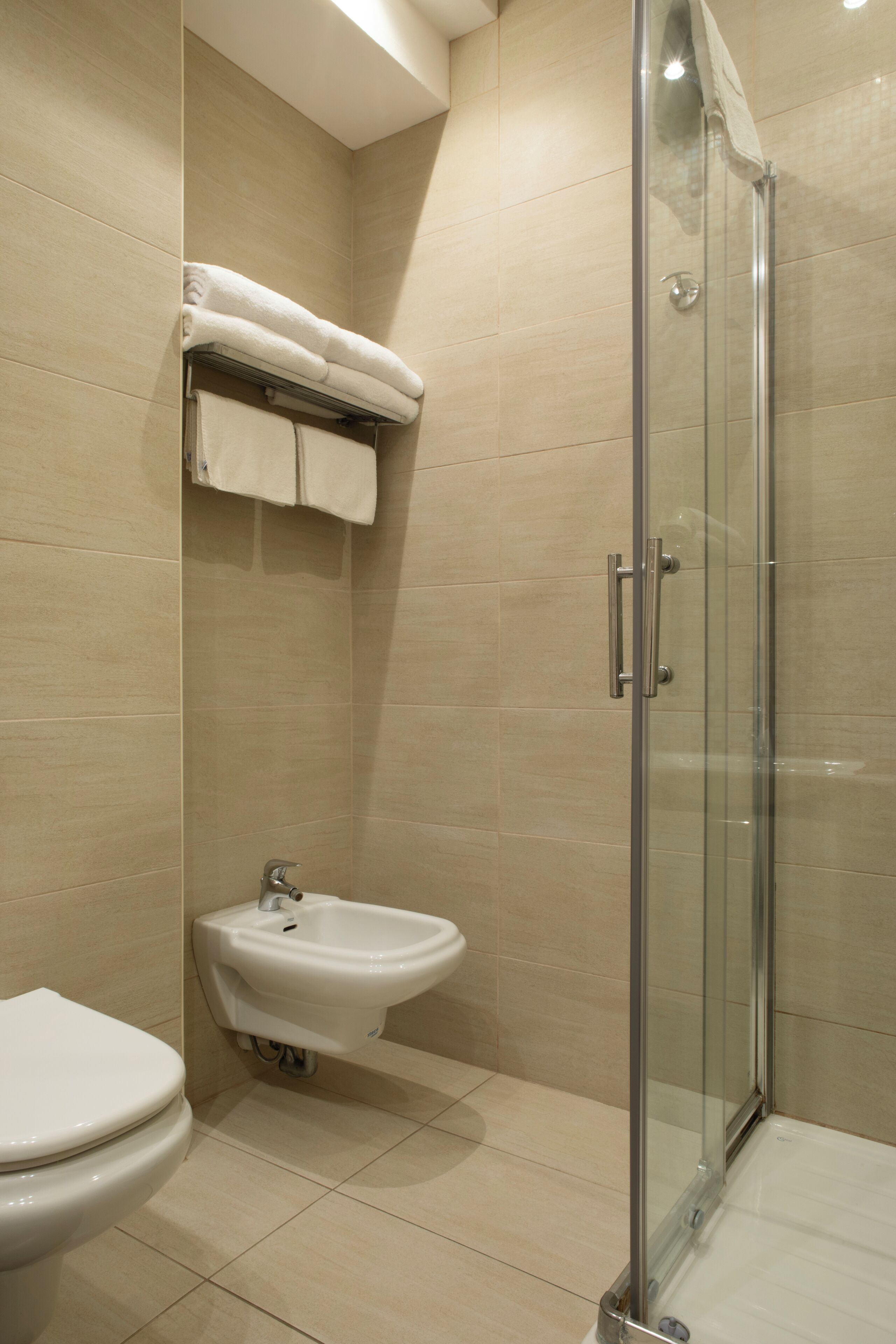 Dusche, kostenlose Toilettenartikel, Bidet, Handtücher