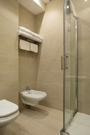 Shower, free toiletries, bidet, towels - Hotel Europa (Livorno)