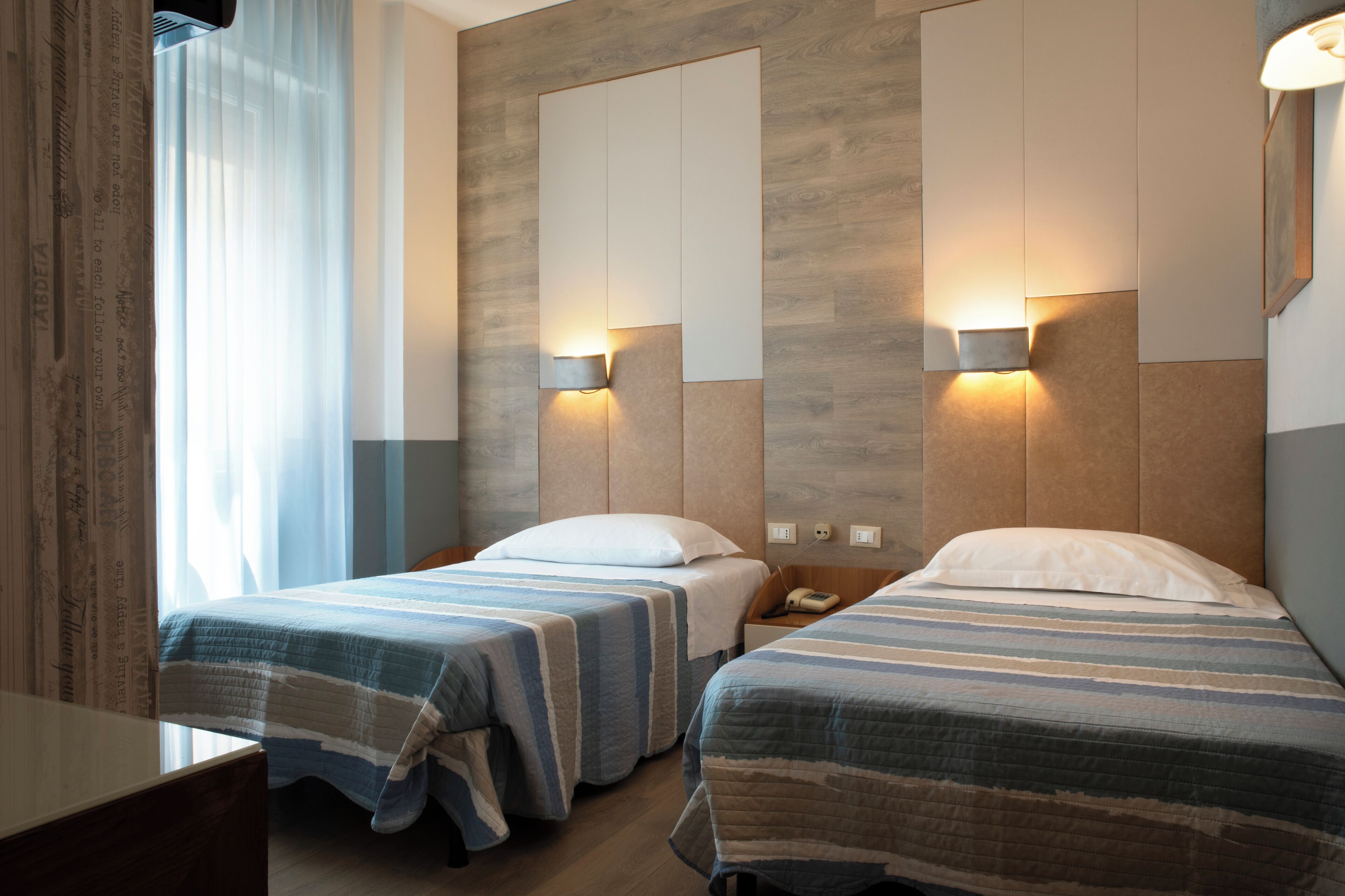 经典双床房 | 迷你吧、客房内保险箱、办公桌、隔音