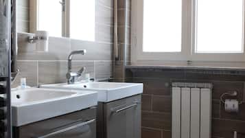 Douche, articles de toilette gratuits, bidet, serviettes fournies