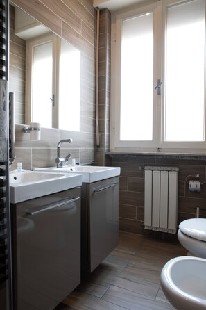 Shower, free toiletries, bidet, towels - Hotel Europa (Livorno)