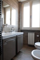 Ducha, artículos de higiene personal gratuitos, bidé y toallas