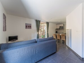 Appartement 3 pièces 5 personnes PMR | Living area | Flat-screen TV