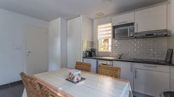 Appartement 2 pièces 4 personnes | Cuisine privée | Réfrigérateur, micro-ondes, plaque de cuisson, lave-vaisselle