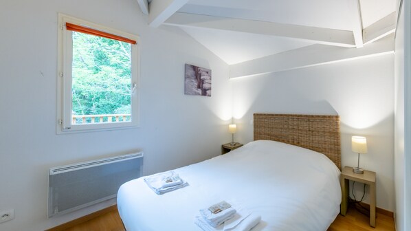 Soundproofing, iron/ironing board, WiFi
