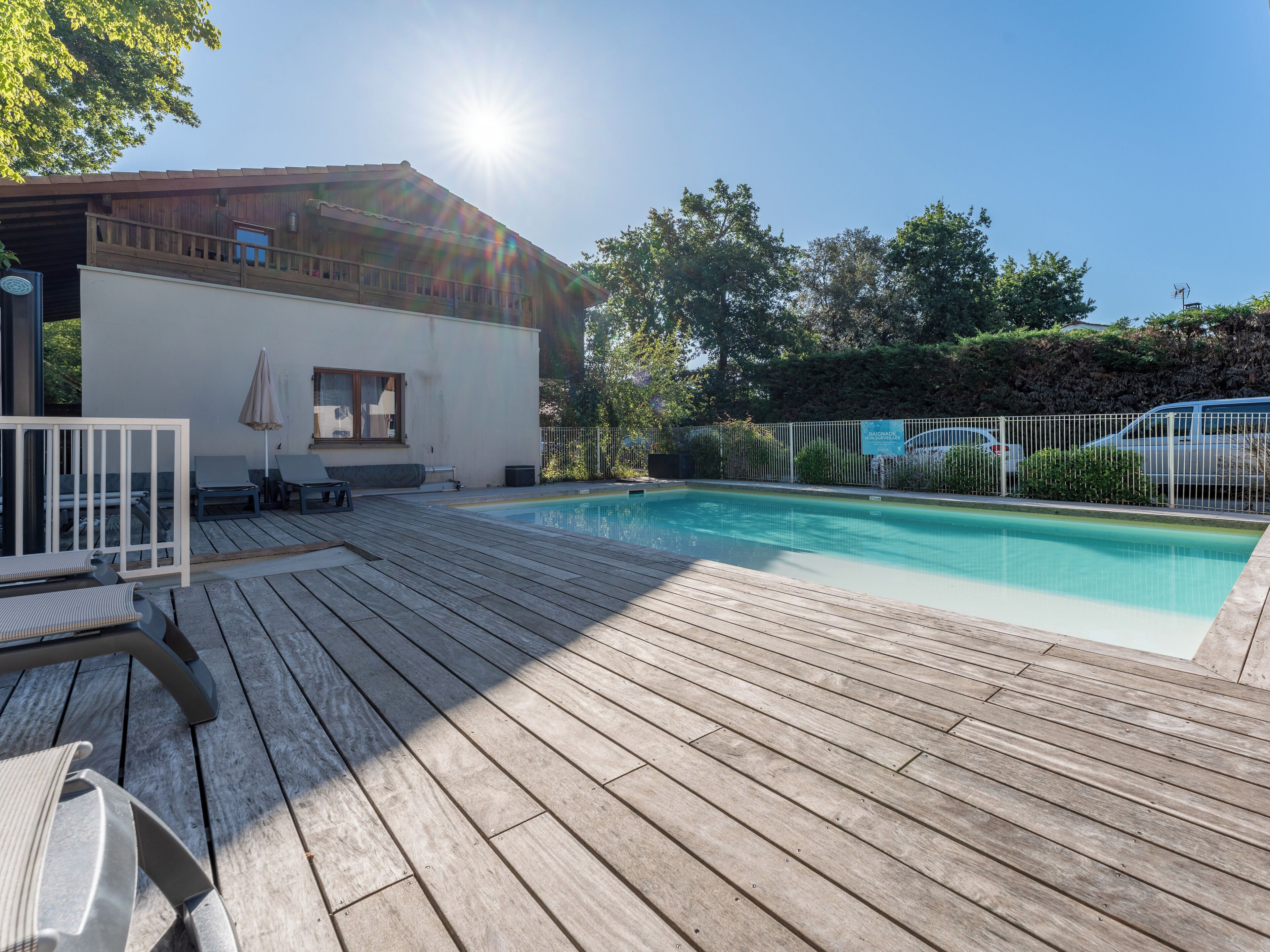 Una piscina al aire libre de temporada