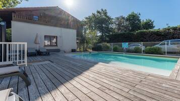 Una piscina al aire libre de temporada