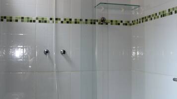 Habitación doble estándar | Regadera en el baño