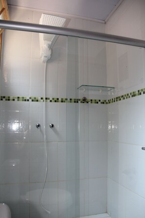 Standard Double Room | Bathroom shower - Pousada Ouro Verde (Angra dos Reis)