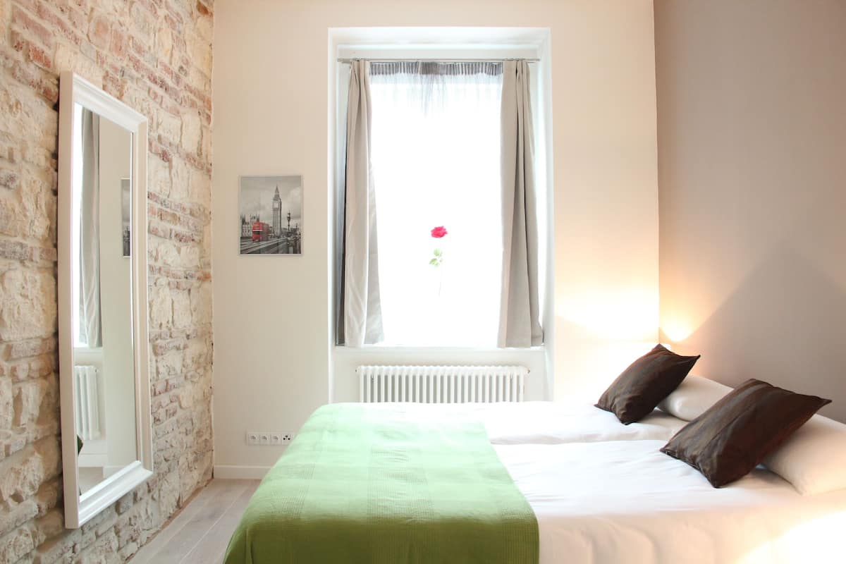 1 slaapkamer, donzen dekbedden, een kluis op de kamer