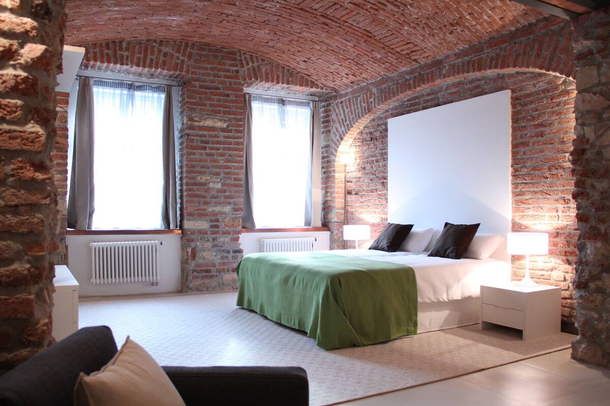 Duplex Bedroom Apartment for 5 People | 羽絨被、客房內保險箱、筆電工作空間、遮光布/窗簾