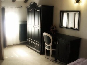 Standard Double Room, Private Bathroom | Makan dalam bilik