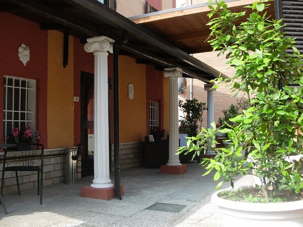 Pintu masuk hartanah