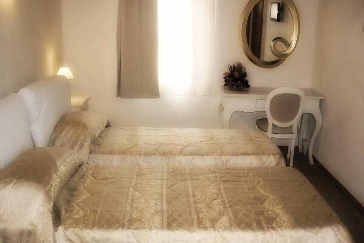 Standard Twin Room, Private Bathroom | Gebar bulu kapas, meja, langsir/tirai gelap terus
