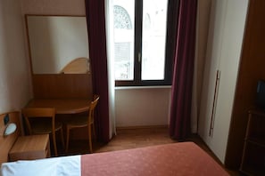 Individually furnished, desk, blackout drapes, rollaway beds - Hotel Nuovo (Milan)