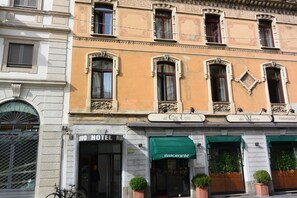 Exterior - Hotel Nuovo (Milan)