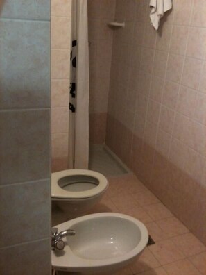 Regendusche, kostenlose Toilettenartikel, Haartrockner, Handtücher