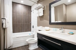 Articles de toilette gratuits, sĂšche-cheveux, serviettes fournies