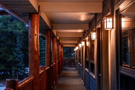 Porche. Mountaineer Lodge