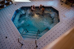 Indoor spa tub
